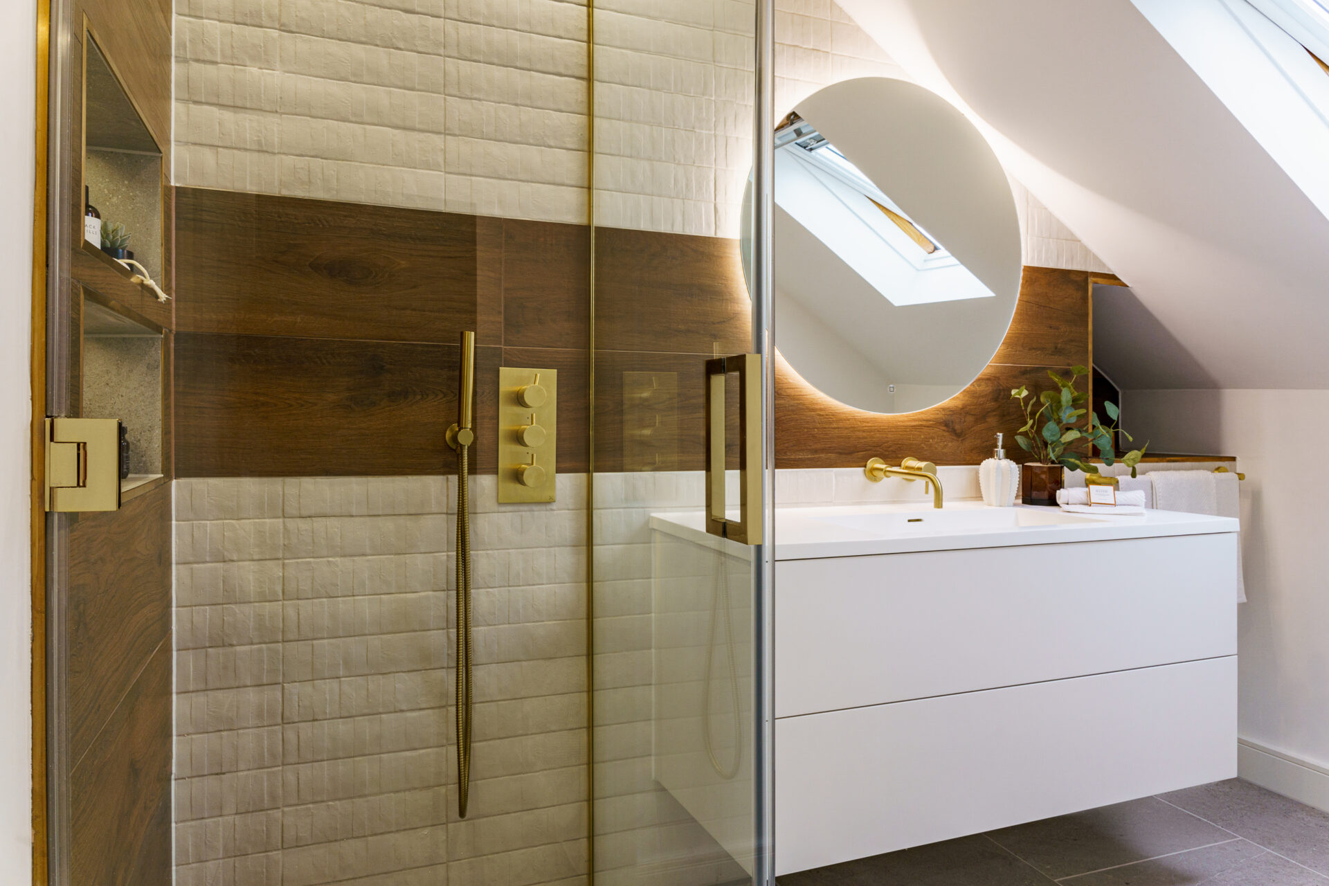 cardiff-bay-duplex-apartment-guest-bathroom.jpg